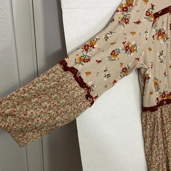 Maurices Top, Keyhole Back, Ruffle Hem, Beige with Multicolor Floral, 3X - Picture 4 of 12